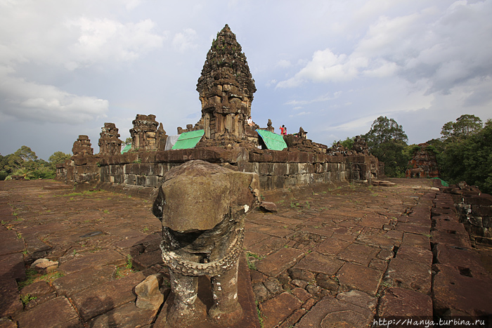 Храм Баконг. Руины одного из слонов, стоящих в углу каждого уровня храма. Фото из интернета Ангкор (столица государства кхмеров), Камбоджа