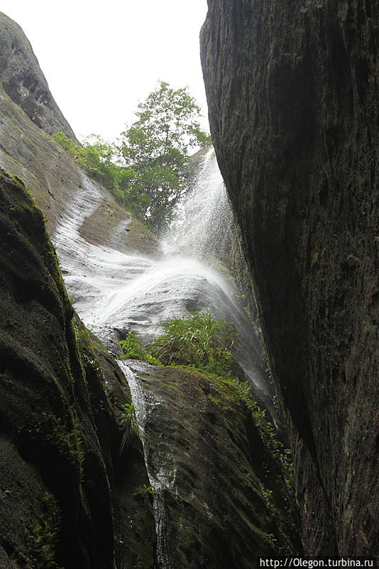 Водопады с высоких утёсов Уишань, Китай