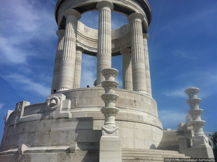 Монумент павшим в первой мировой войне (2014) Анкона, Италия