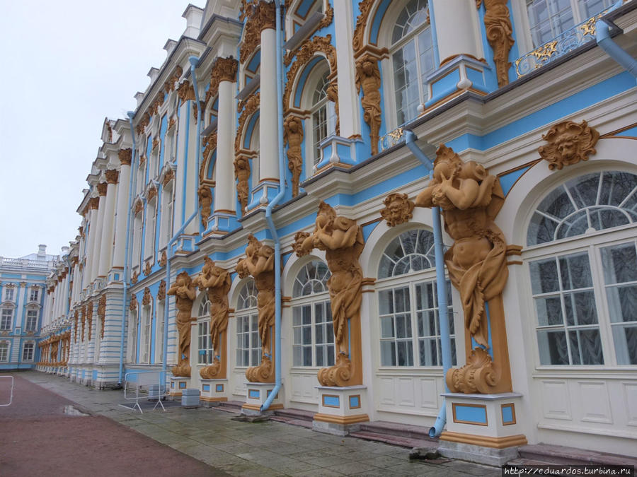 Фасад дворца практически весь на реконструкции. Позолота снята Пушкин, Россия