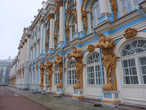 Фасад дворца практически весь на реконструкции. Позолота снята