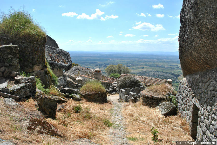 Вид из Монсанту на окружающую равнину. Каштелу-Бранку, Португалия