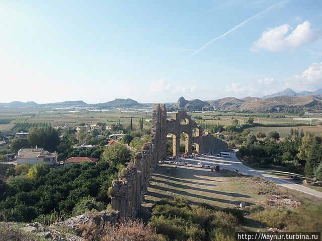 Акведук из легенды. Он раходится на расстоянии 1 км. от бывшего города Аспендоса и снабжал в древности город водой. Протяженность его более 20 км. Анталия, Турция