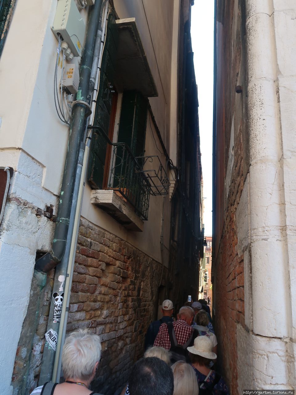 Проходы между зданиями бывают очень узкими и разойтись со встречными пешеходами очень сложно. Венеция, Италия