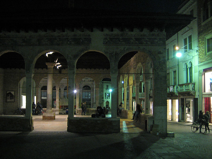 Ложа Рыцарей (Loggia dei Cavalieri), построенная во времена правления Андреа да Перуджа (1276 г.), богато украшена фресками. Тревизо, Италия