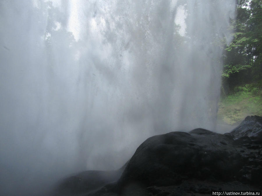 вид из-за водопада Мисоль-Ха водопад, Мексика