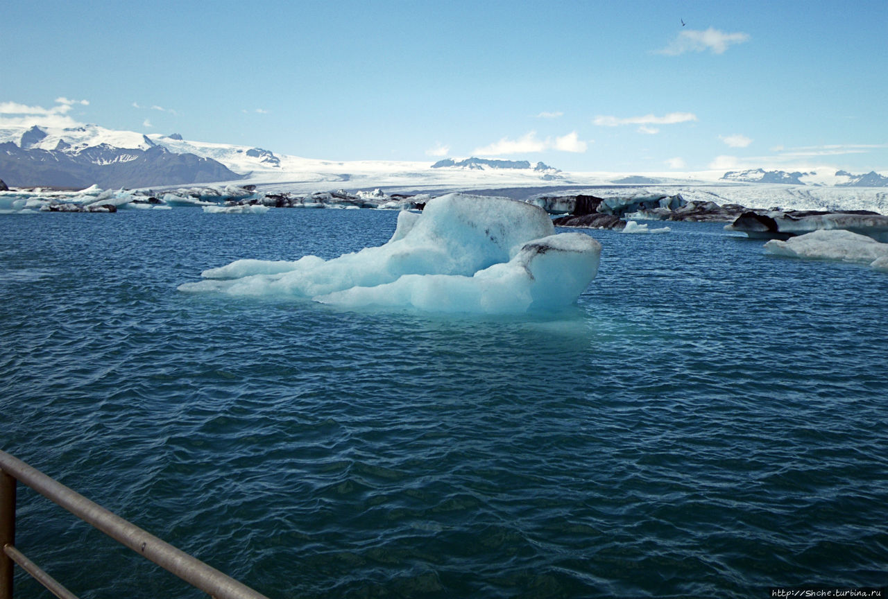 По лагуне причудливо-тающих льдов на плавающем авто-корабле