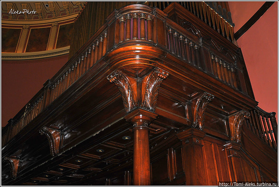 Алтарь, на котором расположен орган выполнен из дерева и напоминает гигантский корабль. Наверху — как на мостике — площадка для хора... Балтимор, CША