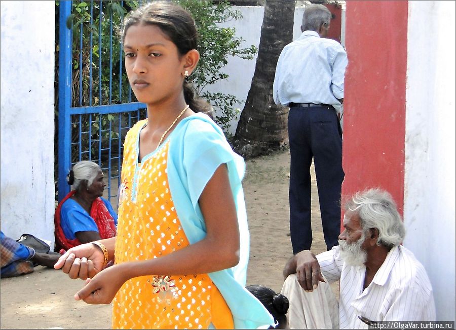 Девушка зажимала в руке мелочь, чтобы отдать её страждущим. Для подающих – это жест милости, который обязательно зачтётся им в другой жизни Тринкомали, Шри-Ланка
