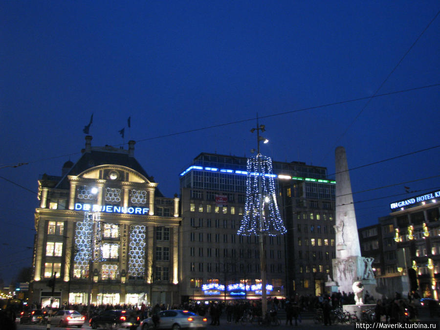 Главная площадь города — площадь Дам.