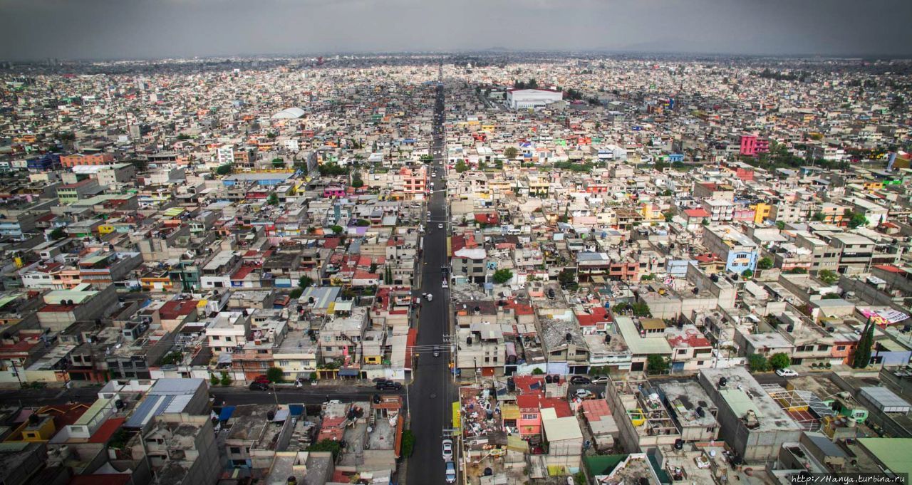 Район Неза простирается за горизонт Восточного Мехико. Более миллиона человек живут здесь в гигантской бетонной решетке. Из интернета Мехико, Мексика