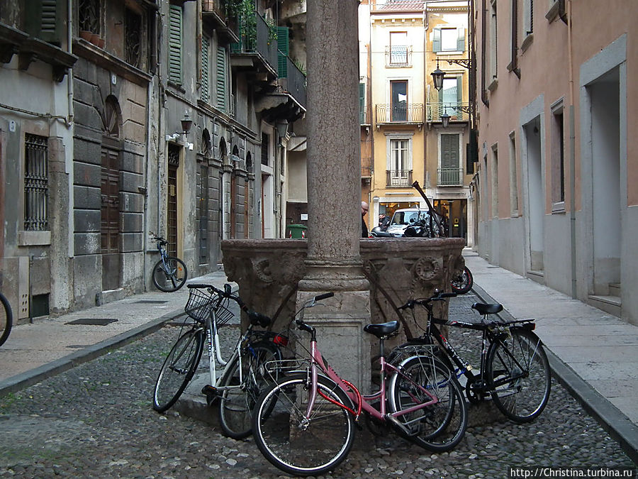 Почему то всегда тянет сфоткать велосипеды. Заметила это совсем недавно. Так что, помимо балкончиков, видимо у меня вырабатывается еще одна слабость в фото-творчестве  — велосипеды )) Верона, Италия