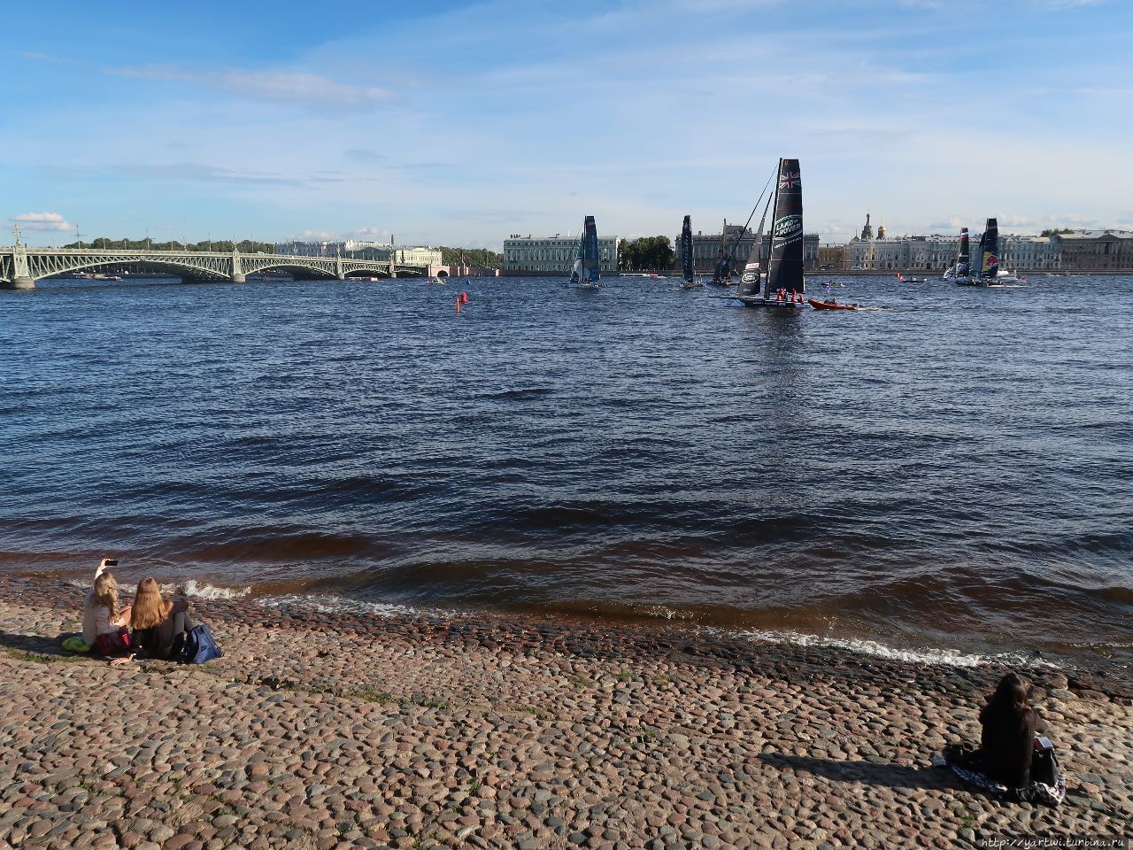 Вид на Неву из Петропавловской крепости в сторону Троицкого моста. Санкт-Петербург, Россия