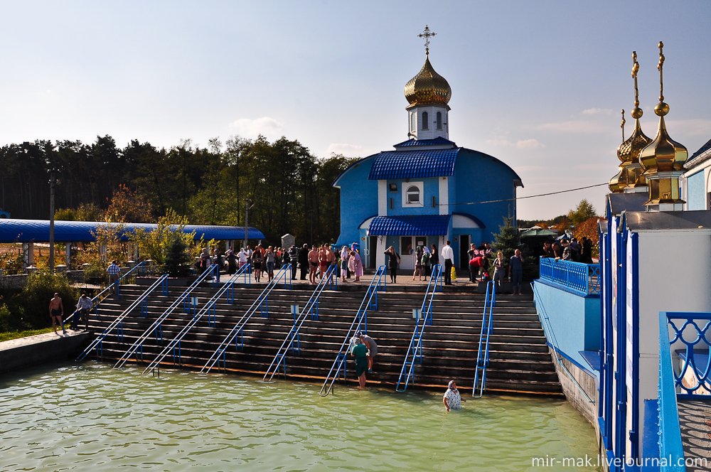 Поскольку вода в источнике обогащена кремнием и серебром, кроме духовного оздоровления, она также благотворно влияет и на физическое здоровье человека. Почаев, Украина