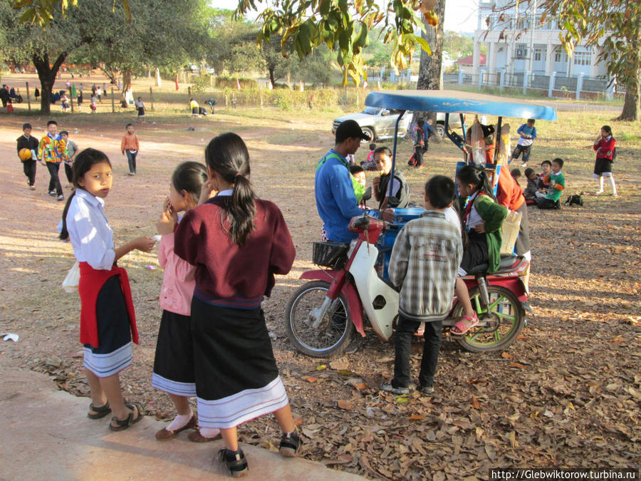 Прогулка около университета Дон Док Вьентьян, Лаос