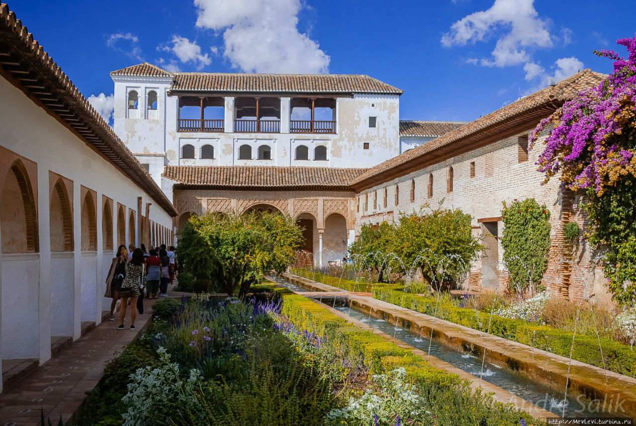 Патио-де-ла-Асекиа (Patio de la Acequia — «двор ручья») Альхамбра, Испания