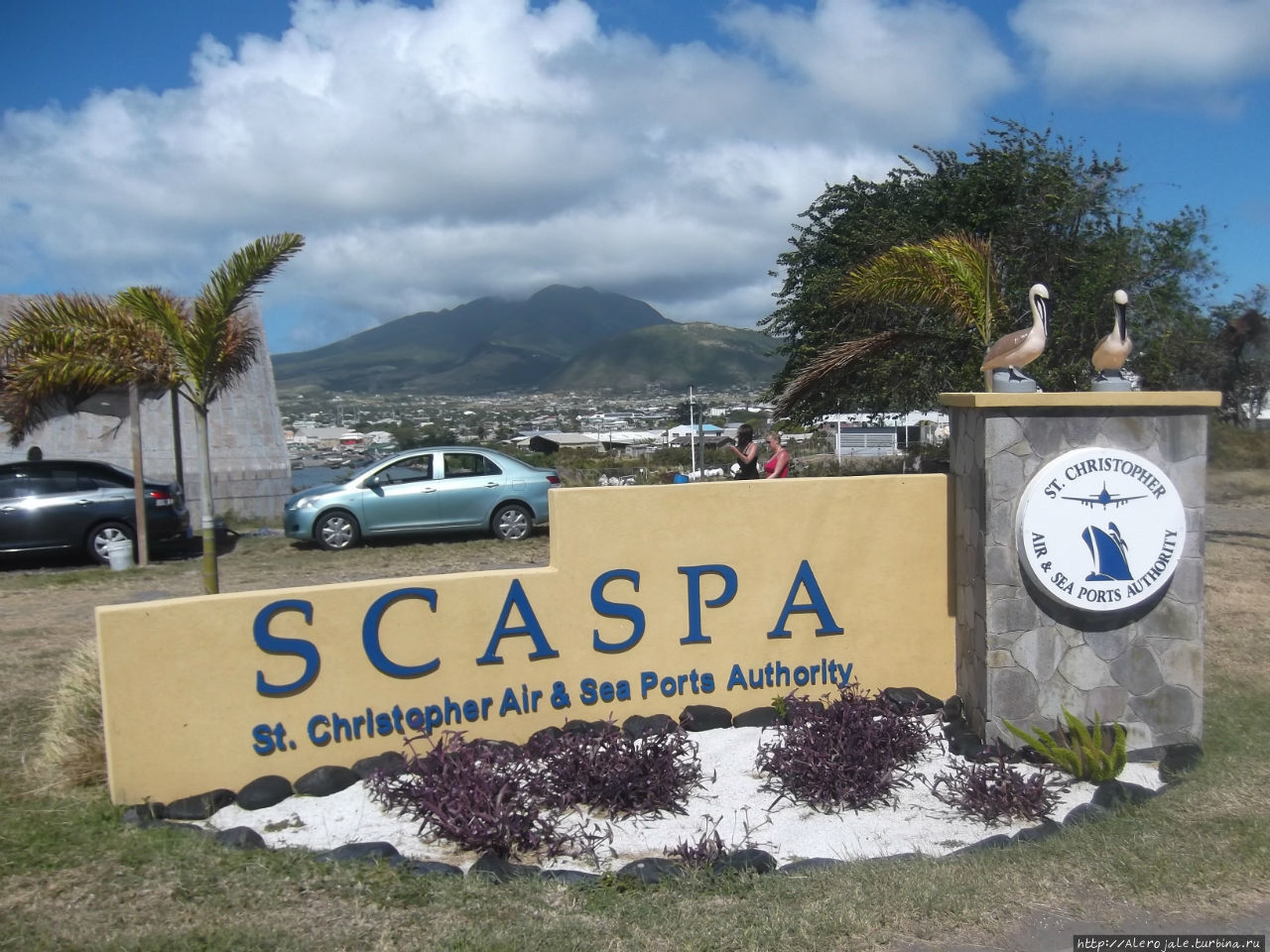 Аэропорт конечно слишком мал, но нас удивило число рейсов на остров по пятницам Сен-Киттс, Сент-Киттс и Невис