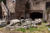 Театр Марцелла и развалины храма Аполлона Сосиана