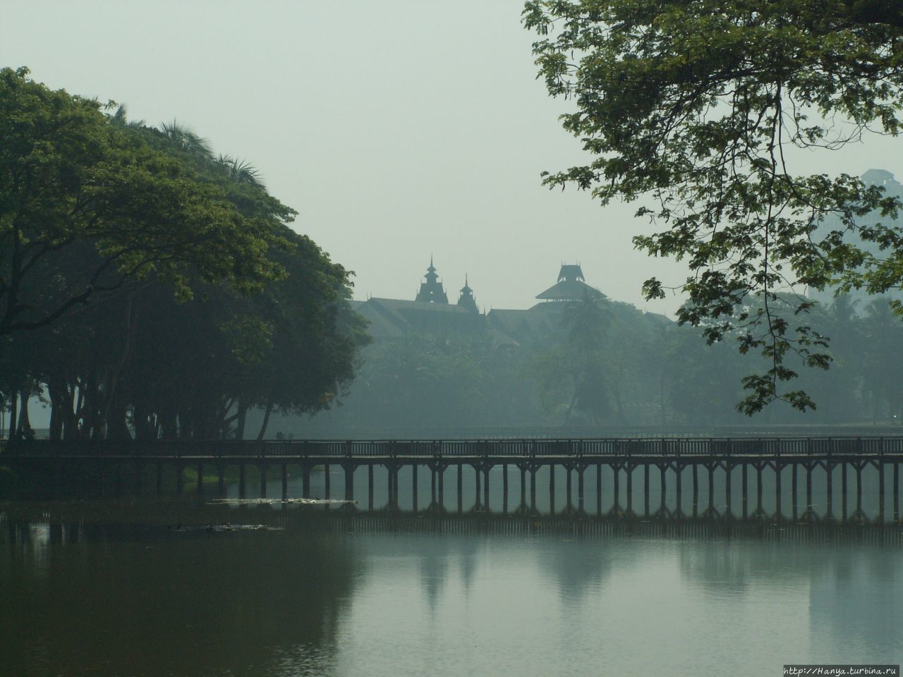 Озеро Kandawgyi Lake в Янгуне Янгон, Мьянма