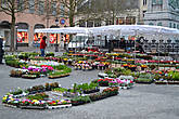 В обычное же время площадь используется в качестве городского рынка.