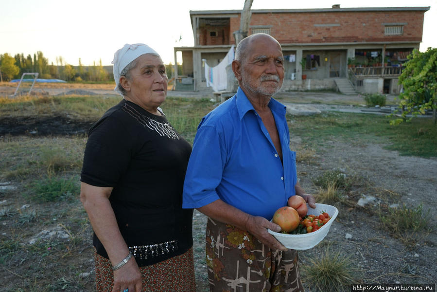 Гостеприимные селяне  с приношением к ужину. Баллихизар (Пессинус), Турция