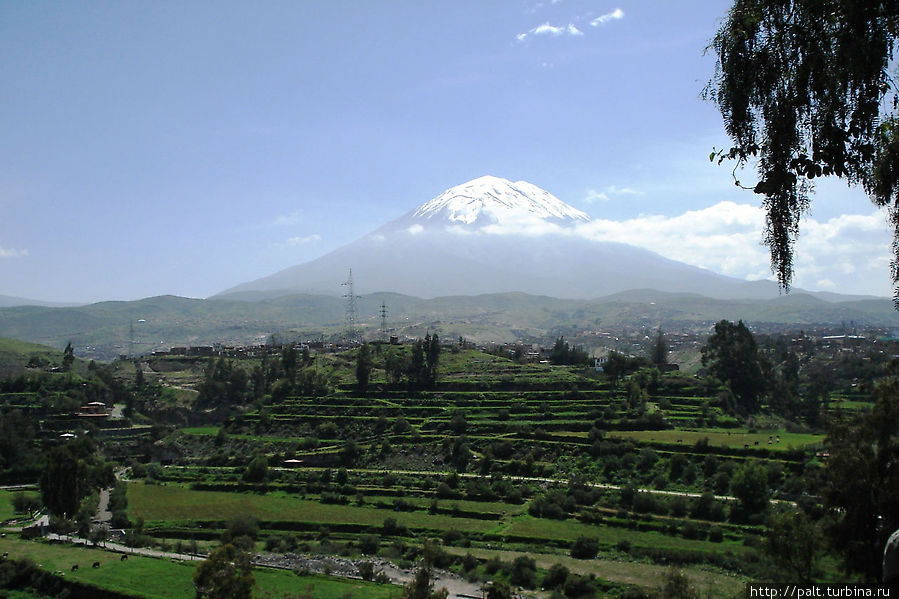 Вид на вулкан Мисти из Арекипы Перу
