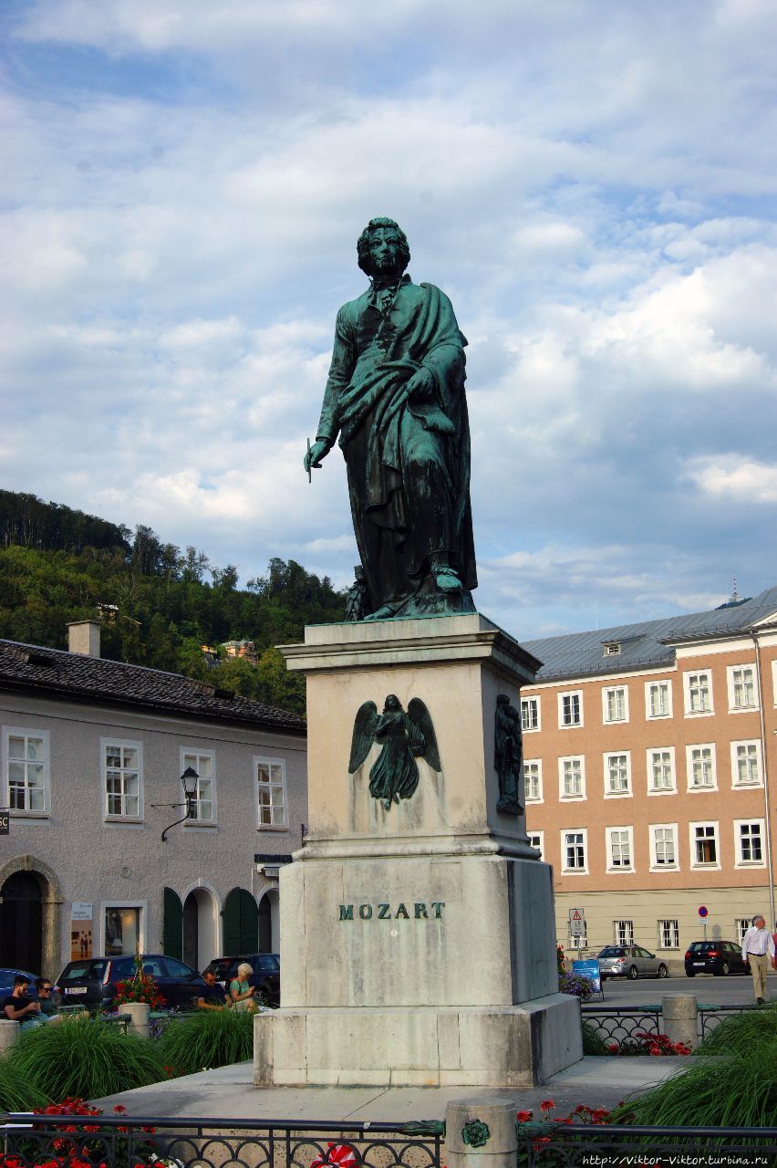 Памятник Моцарту на одноименной площади Зальцбург, Австрия
