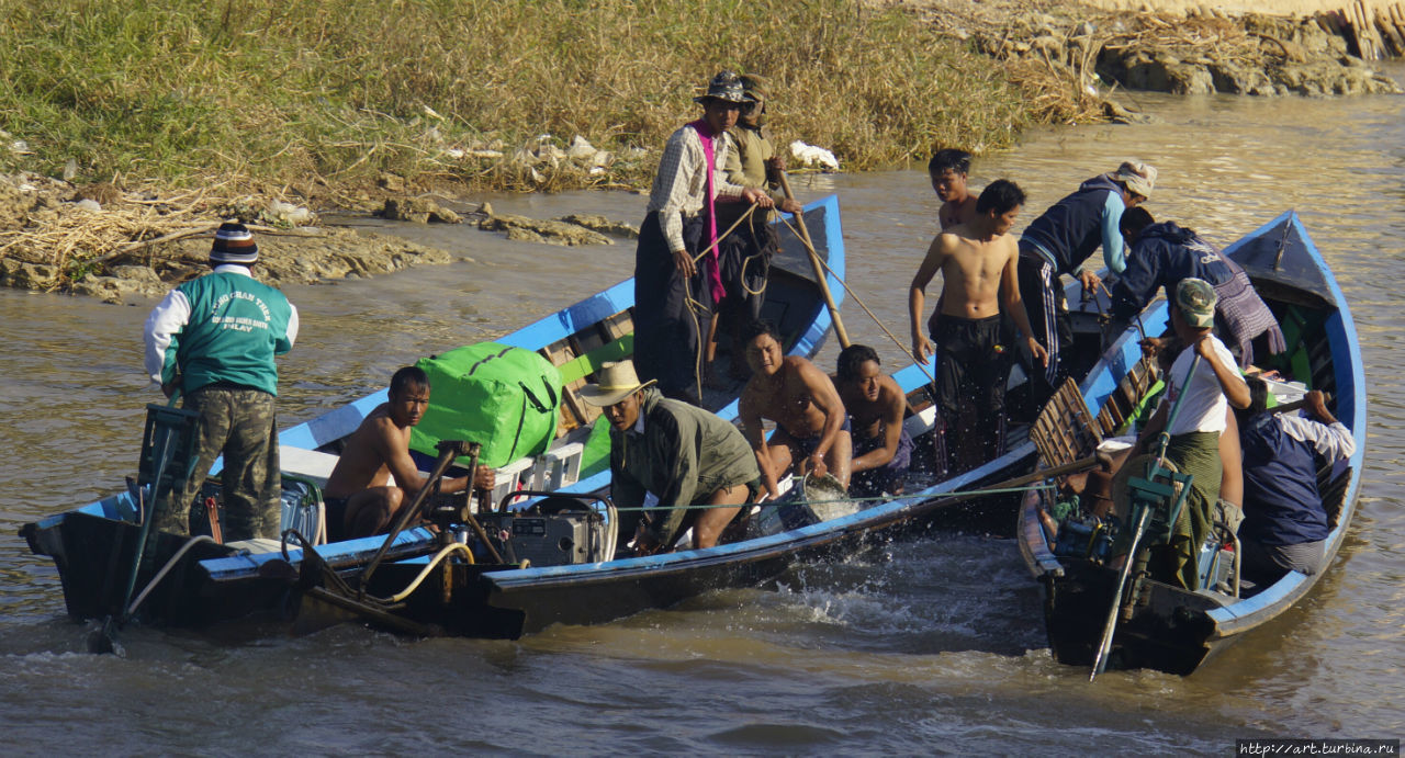 Ребятам повезло — успели дотащить лодку до мелководья и отчерпать воду. Озеро Инле, Мьянма