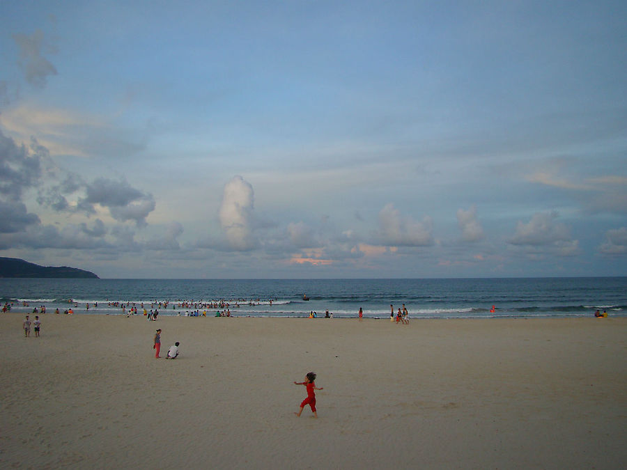 Городской пляж Дананга. Днем и вечером Дананг, Вьетнам