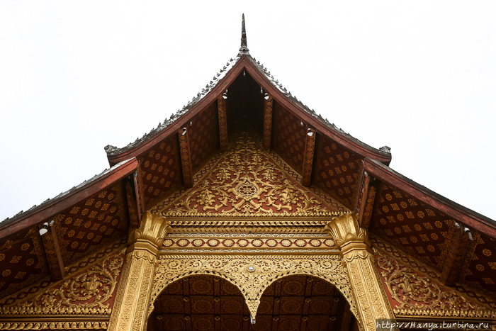 Храмовый комплекс Ват Сене Сук Харам. Здание Wat phra chao pet soc. Позолоченный фронтон. Фото из интернета Луанг-Прабанг, Лаос