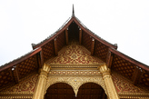 Храмовый комплекс Ват Сене Сук Харам. Здание Wat phra chao pet soc. Позолоченный фронтон. Фото из интернета