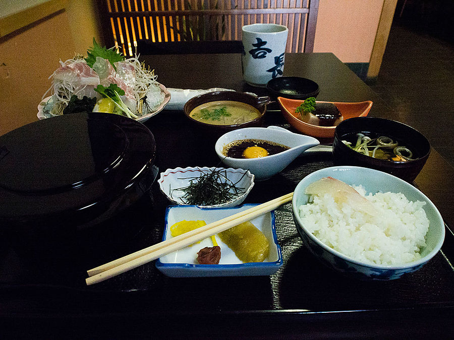 Две недели в Японии — сплошной праздник живота и забота о том, как бы успеть съесть побольше и разного. Вот этот пункт меню — на самом деле помесь из двух пунктов, специально для таких жадных посетителей как я. Утико, Япония