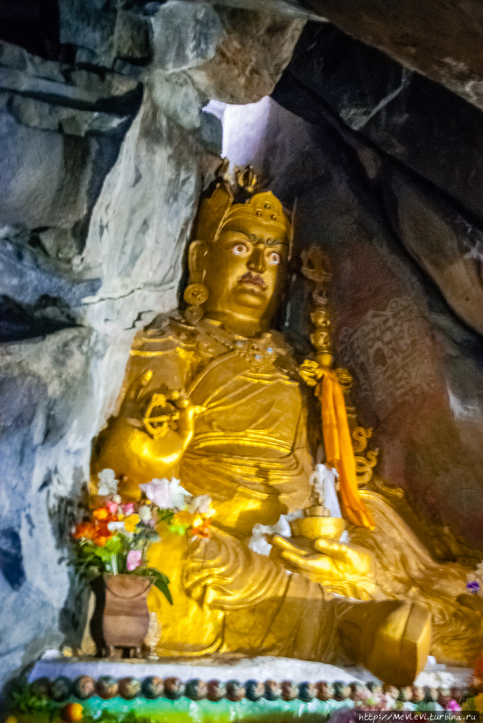 Химачал Прадеш,Ривалсар. пещера Падмасамбхавы Штат Химачал-Прадеш, Индия