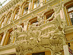 Интерьер и экстерьер здания украшены многочисленными скульптурами.