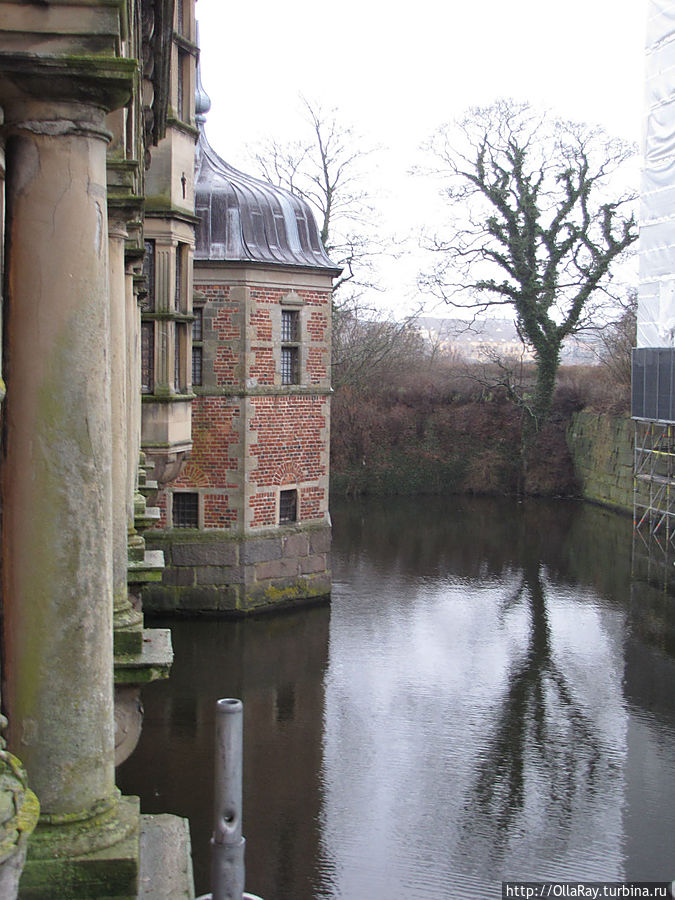 Поскольку музей был ещё закрыт (а зимой он начинает работать с 11 утра), а на службу мы опоздали, то решили не отказываться от посещения самого замка и пока прогуляться  до парка. Вид на ров с моста.