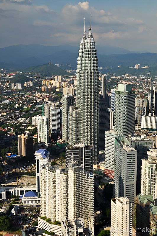 Наконец в одном из окон смотровой площадки открывается вид на самое главное здание в Малайзии башни Петронас. Правда видны они только с одного бока, но тем не менее зрелище впечатляющее. Куала-Лумпур, Малайзия