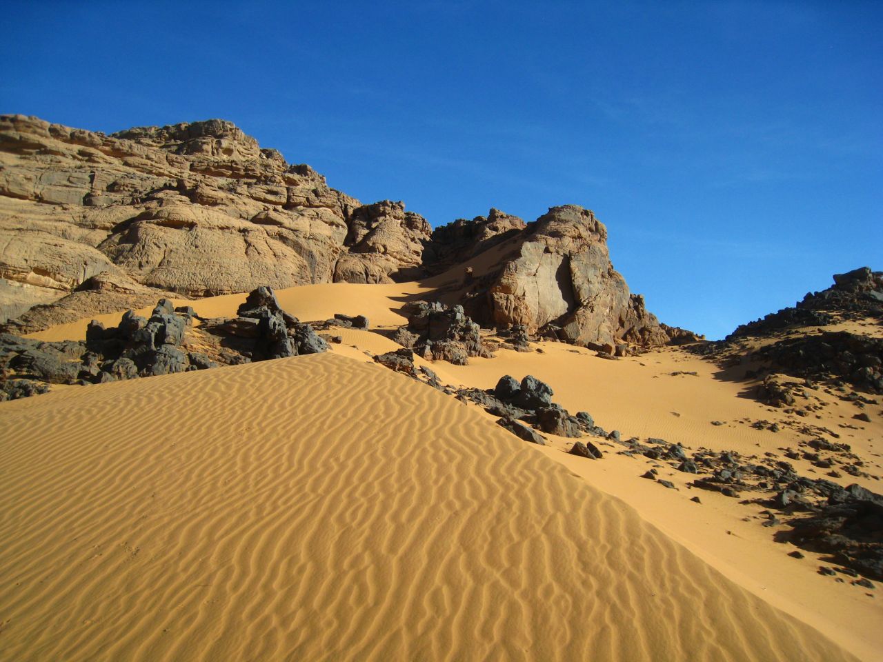Музыка песчаных дюн или Алжирская Сахара осенью 2017 года. Тассилин-Адджер Национальный Парк, Алжир