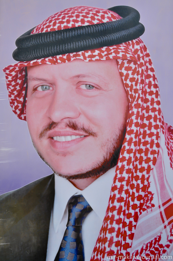 И портрет его сына, нынешнего короля, Абдаллы ибн Хусейна. Петра, Иордания