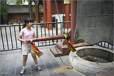 В ламаистском монастыре Лама Темпл в центре Пекина есть тоже свои штучки, привлекающие туристов. Вот, например, этот колокол. Желающих долбануть пестиком по корпусу — хоть отбавляй... И это удовольствие — не бесплатно. У китайцев все продумано. Везде маленьким ручейком текут юанчики...
*