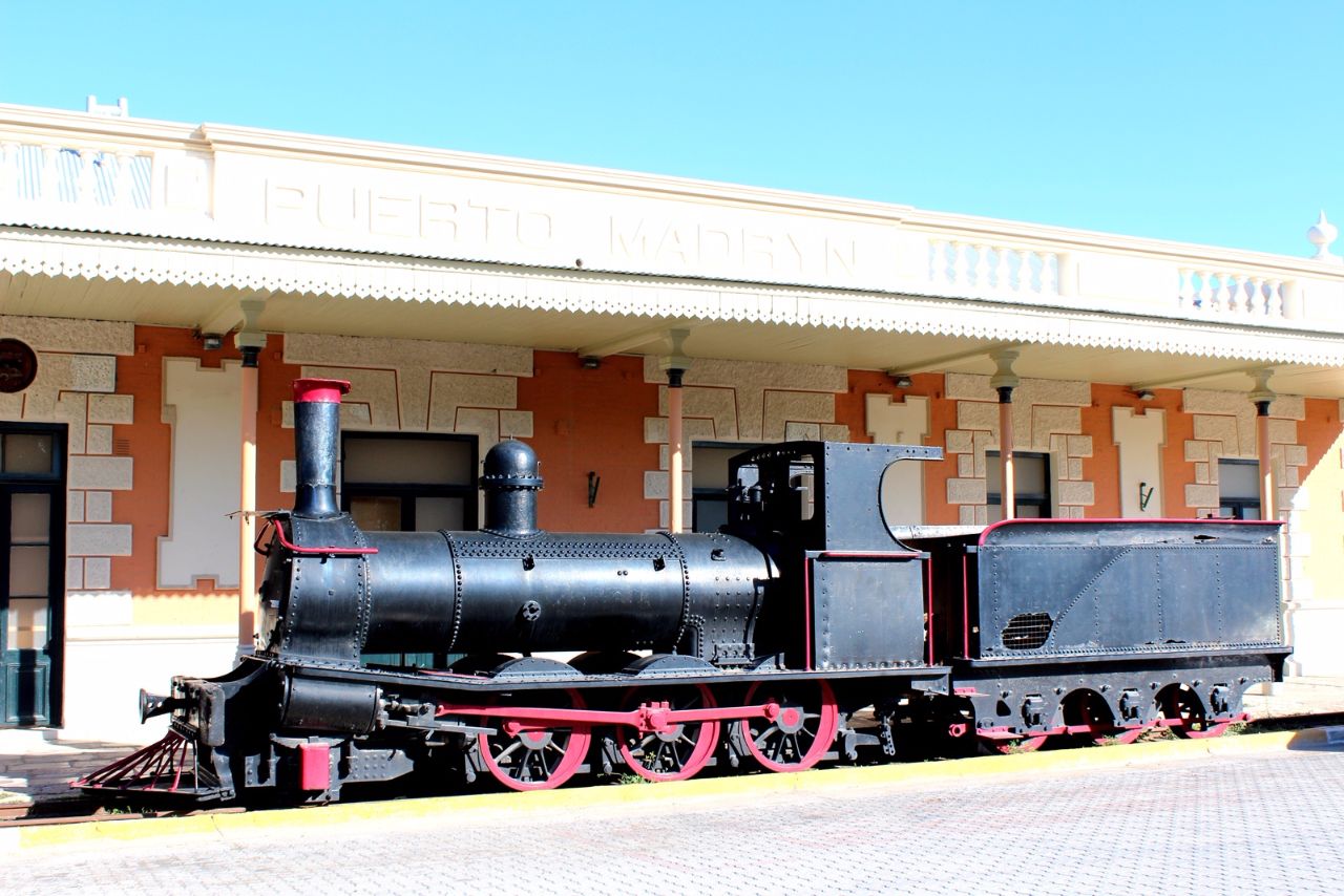 Бывший железнодорожный вокзал / Antigua estación del ferrocarril