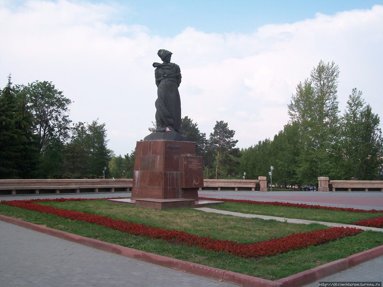 Сквер с местным мавзолеем Ленина и интересной историей