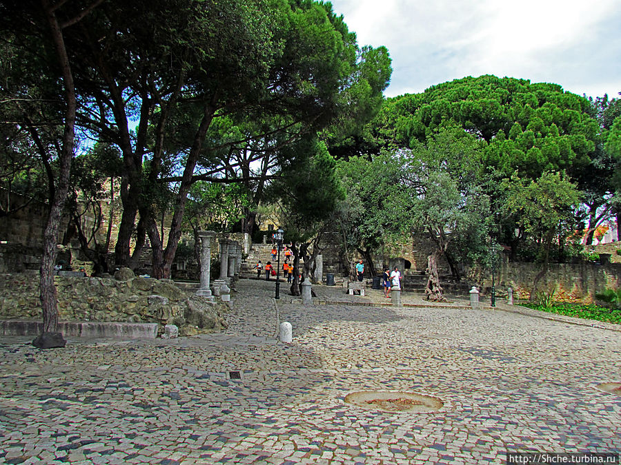 можно сразу на право через парк проити в крепости