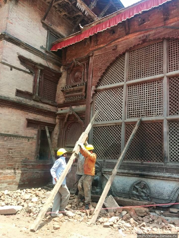 Белый Бхайрав. Восстановление после землетрясения. Из интернета