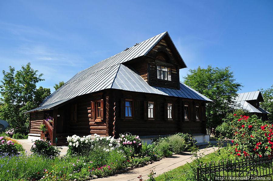 На территории Покровского монастыря