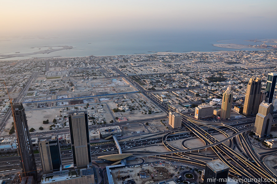Но даже отсюда открывается невероятный вид на Дубай, который можно сравнить с видом из иллюминатора самолета. Дубай, ОАЭ