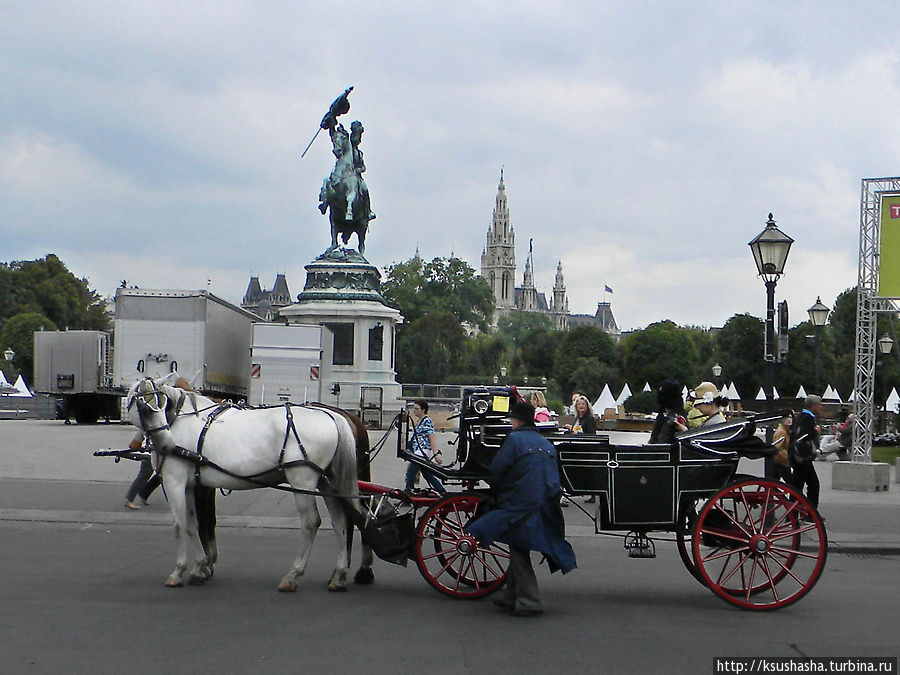 На площади Хельденплац перед Новым Хофбургом два памятника — принцу Евгению Савойскому и эрцгерцогу Карлу Вена, Австрия