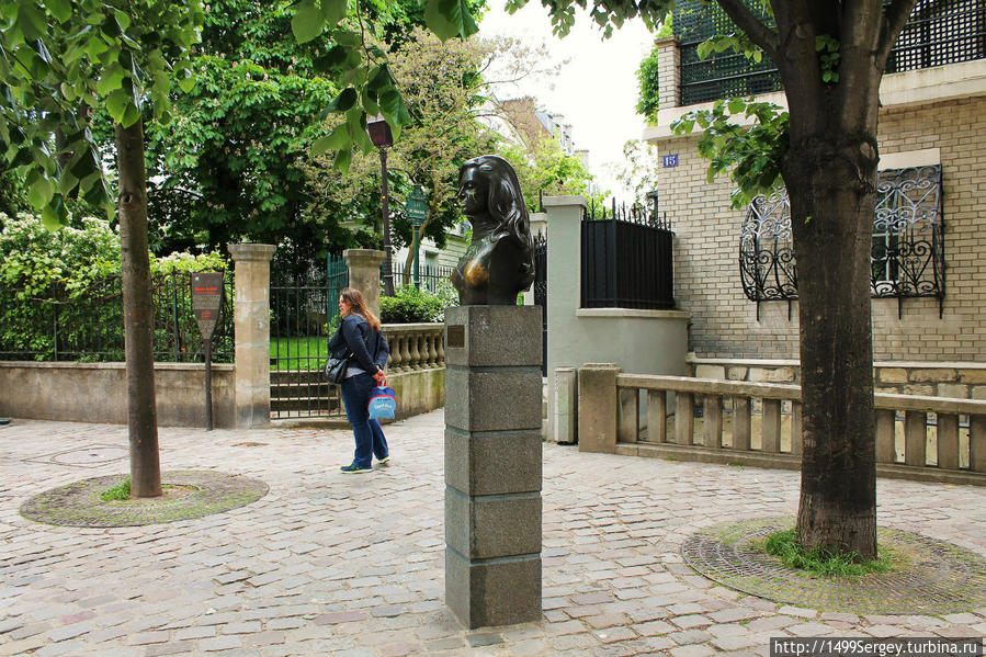 Монмартр. Памятник Далиды Париж, Франция