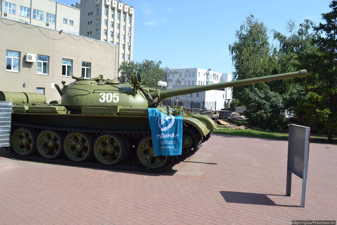 Танки и пушки в сквере 