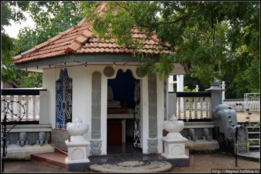 Ворота  та  территорию  храма. Веллавая, Шри-Ланка