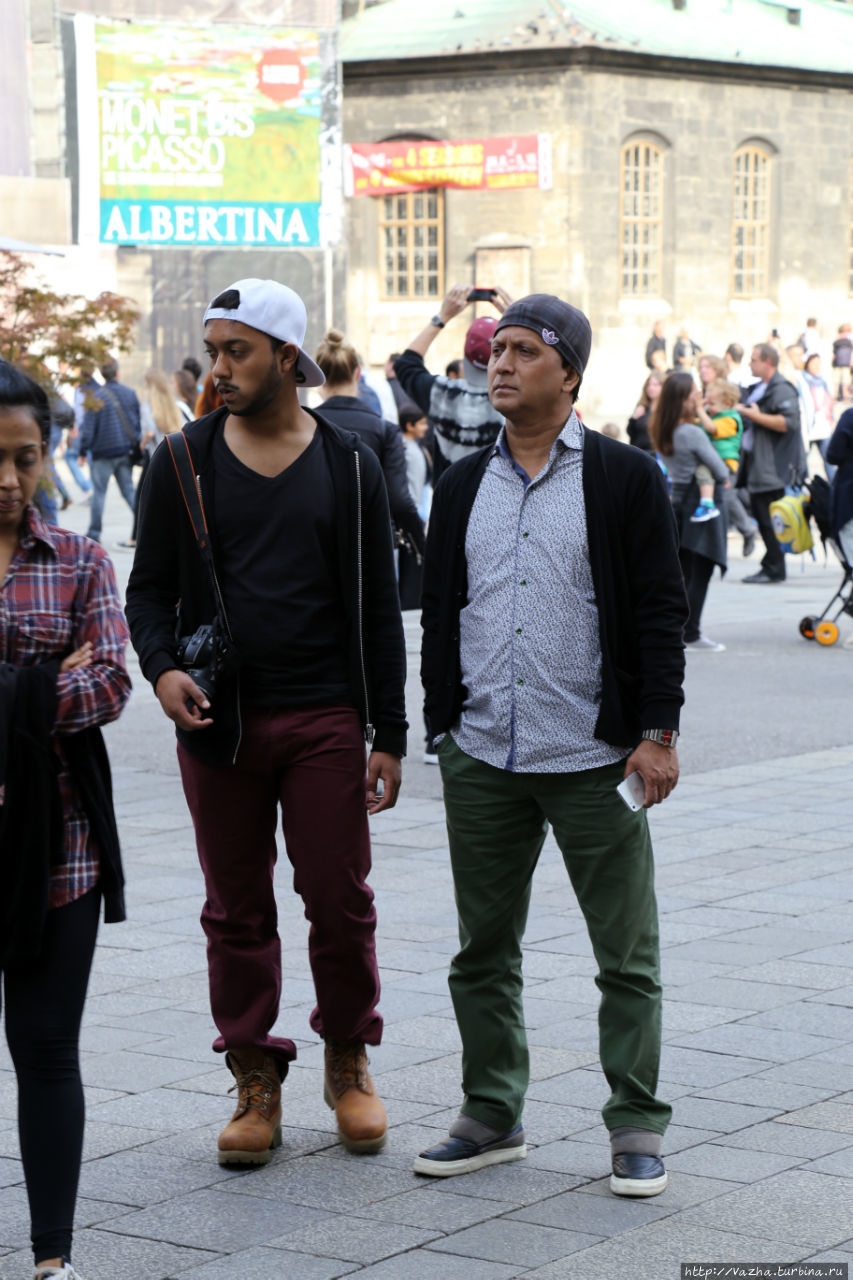 Люди на площади Собора Вена, Австрия
